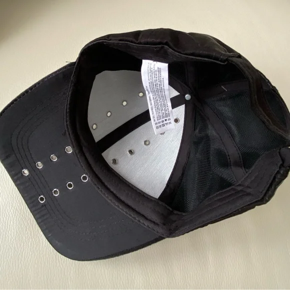 Black cap with silver eyelets - Picture 2 of 4